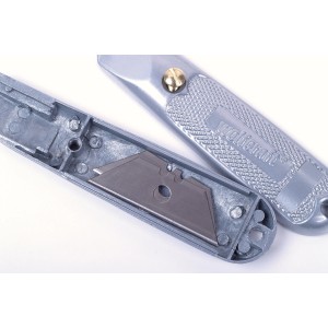 Wolfcraft Trapezklingen-Messer, geöffnet, mit Klinge. Metallgehäuse mit Struktur.