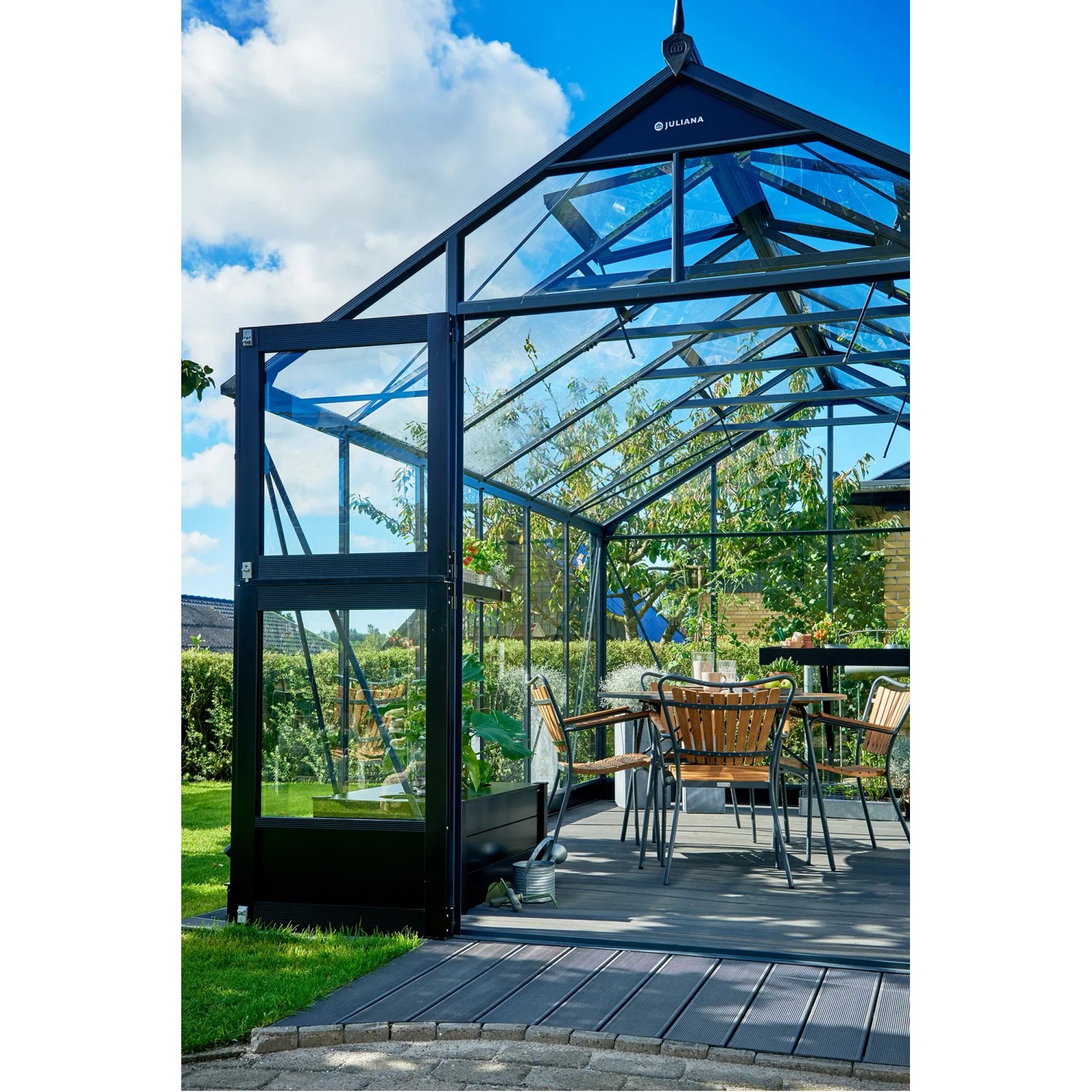 Juliana Gewächshaus Premium 13 Anthrazit, 13 m², mit geöffneter Tür und Sitzgruppe im Inneren.
