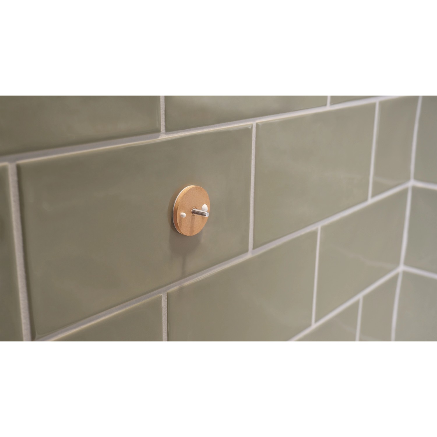 Tesa Moon Befestigungsadapter BK43-2 für Duschkörbe, Bronze-Optik, an grüner Wand.