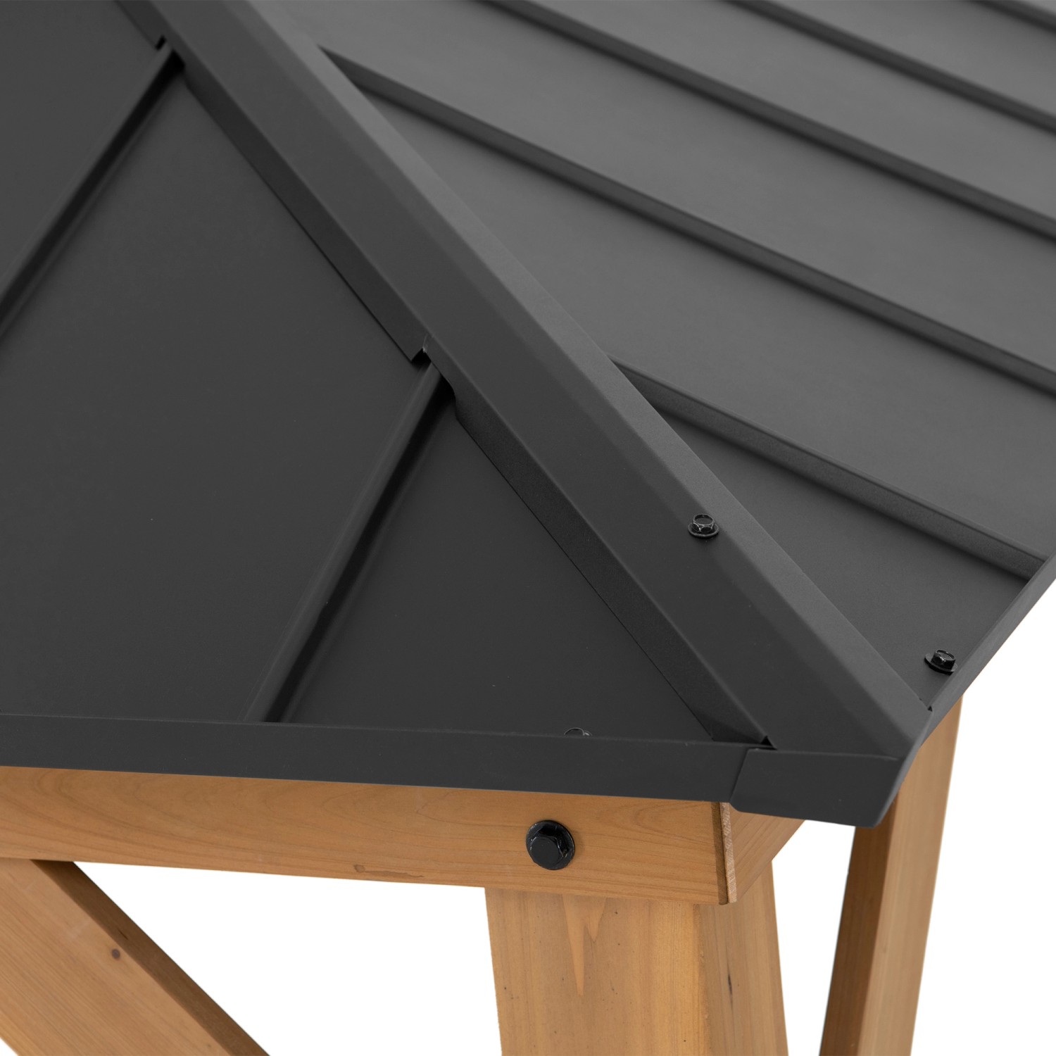 Detailansicht des anthrazitfarbenen Stahldachs und der Zedernholz-Konstruktion des Sunjoy Gazebo Pavillons.
