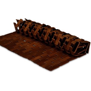 Dunkelbraune Kleine Wolke Holzmatte Palito aus Bambus, teilweise aufgerollt.