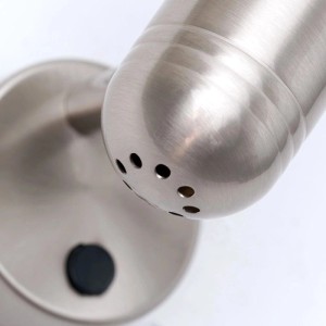 Orion Wilhelm Strahler, satinierte Nickel-Optik. Schwenkbarer Leuchtenkopf mit integriertem Ein/Aus-Schalter. Minimalistischer Spot.
