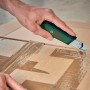 Bosch Abbrechklingen-Messer im Einsatz beim Öffnen eines Kartons.