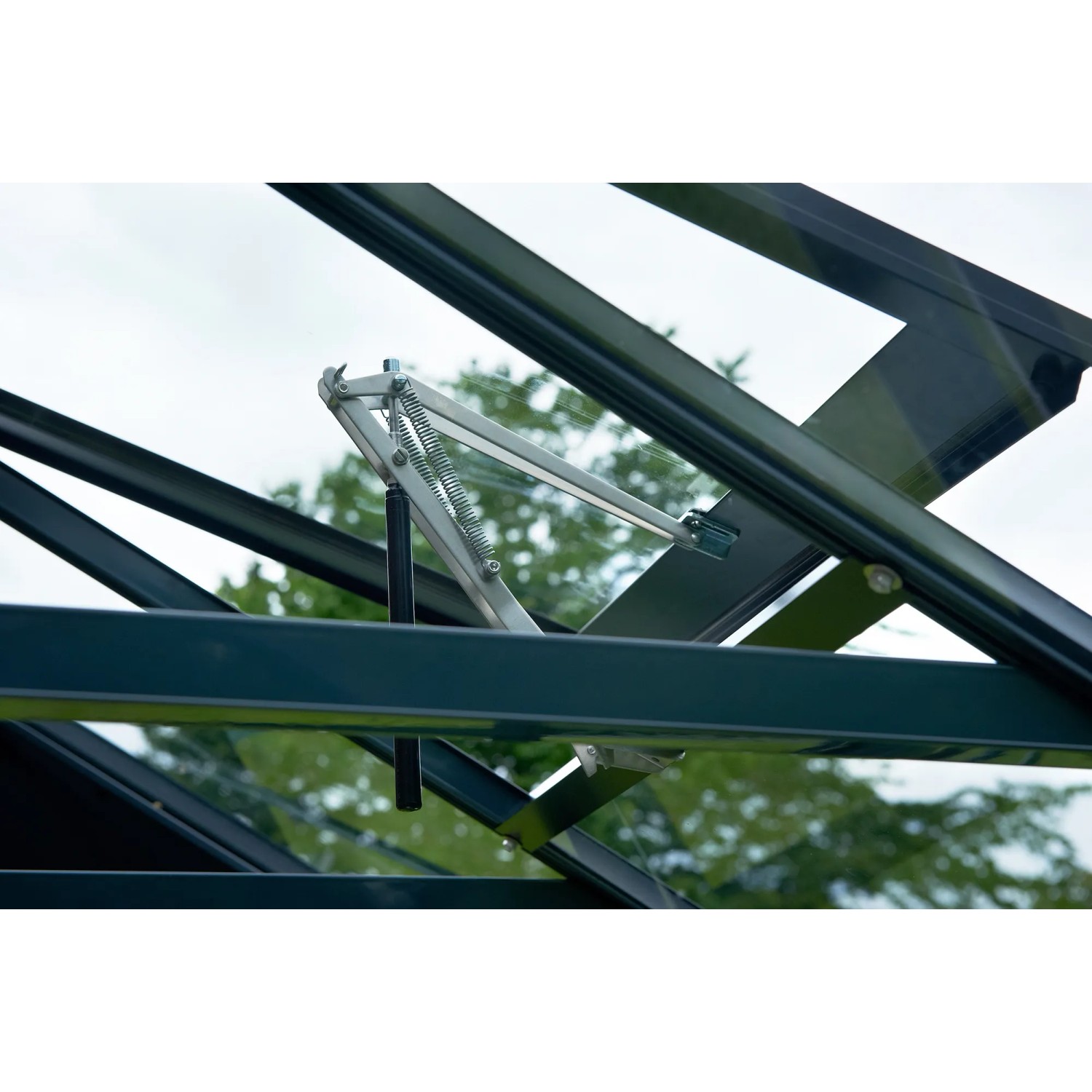 Detailaufnahme: Dachfenster mit Öffnungsmechanismus des Juliana Gewächshaus Orangerie 15, Schwarz-Anthrazit.