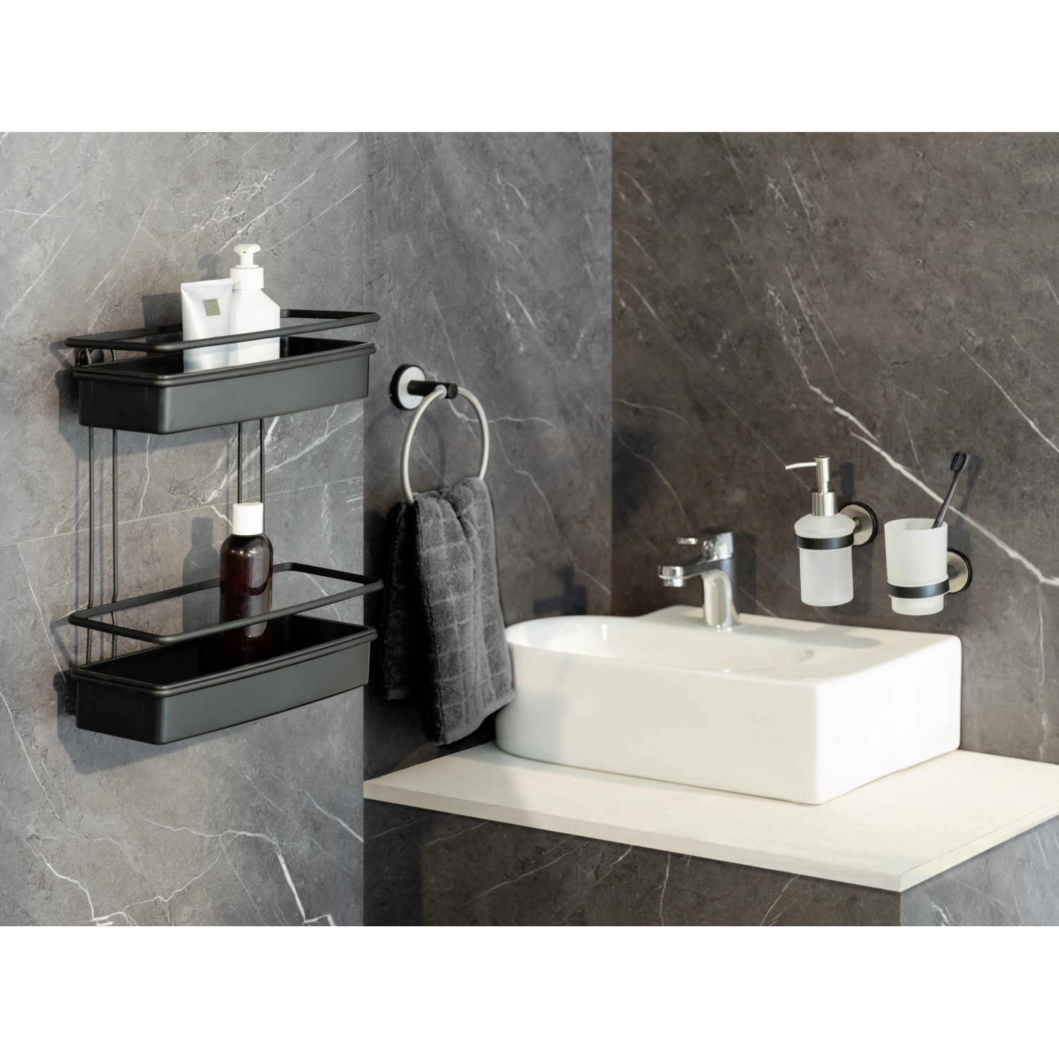 Wenko Handtuchring Udine, Edelstahl matt, mit Handtuch im modernen Bad.