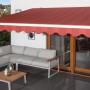 Ausgefahrene Gelenkarmmarkise Wismar, bordeauxfarbener Stoff, montiert über einer Terrassentür.