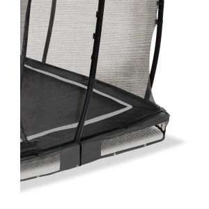Detailaufnahme: Schwarzes EXIT Allure Classic Bodentrampolin mit Sicherheitsnetz.