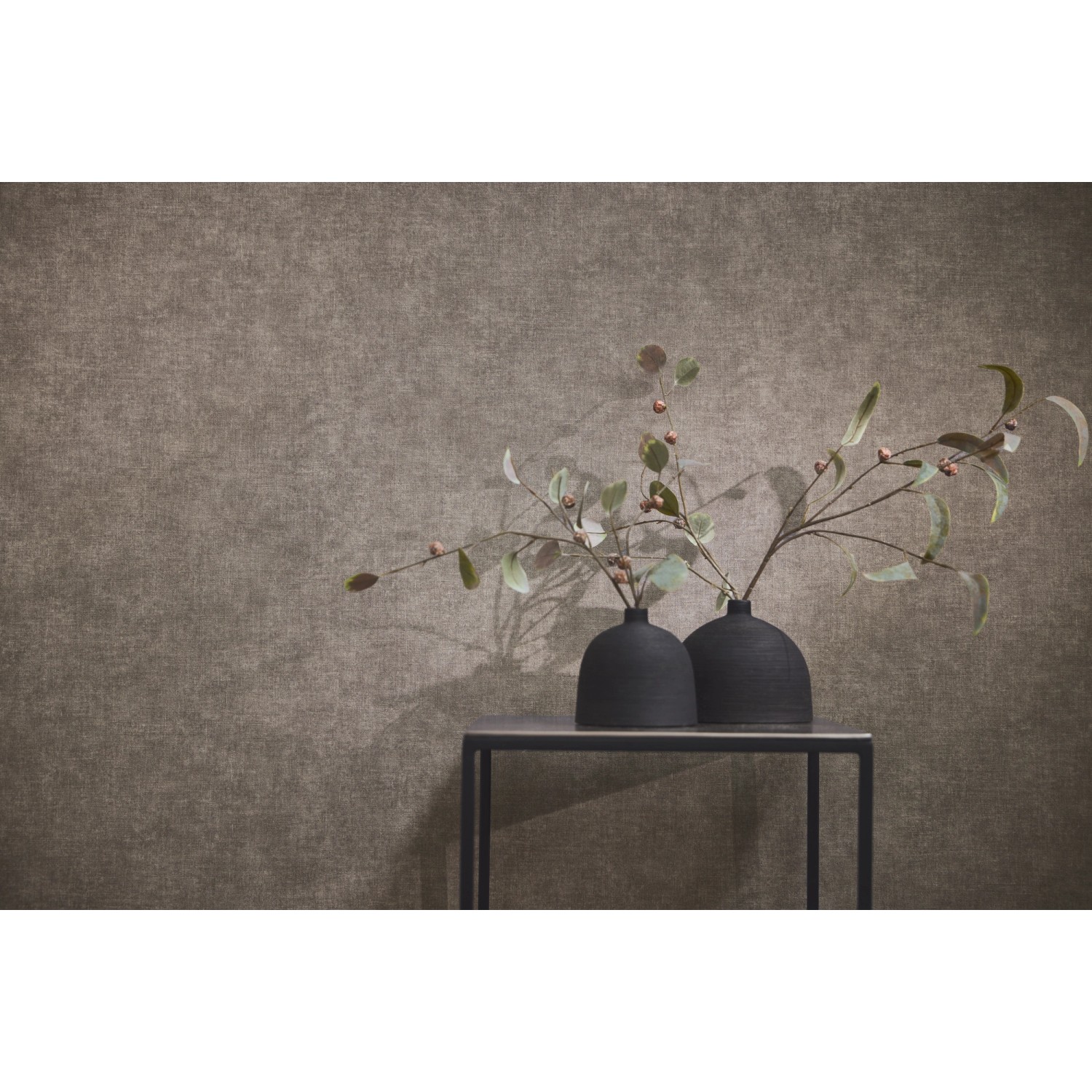 A.S. Creation Vliestapete in Grau-Braun mit leichter Struktur-Optik an der Wand.