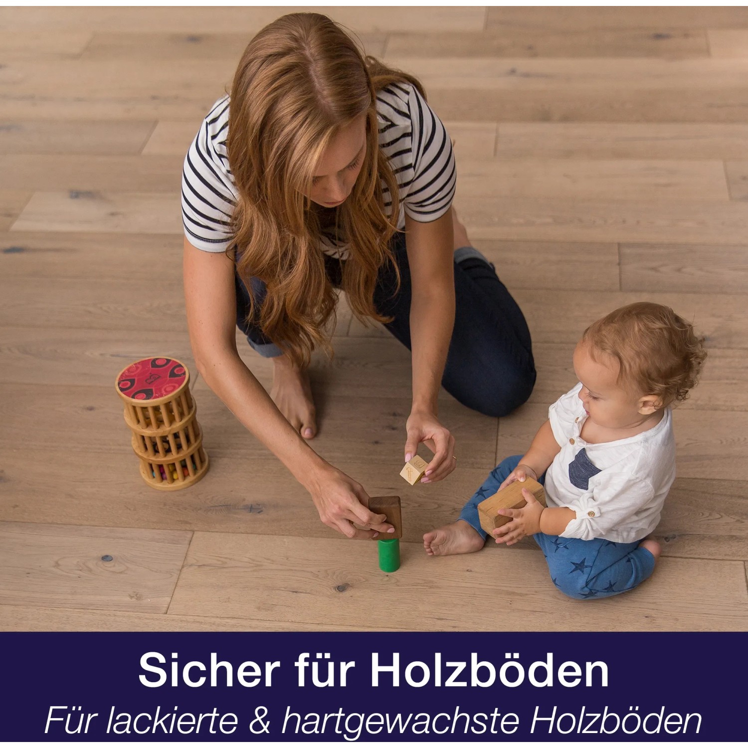 Frau und Kind spielen auf Parkettboden, gereinigt mit Bona Parkettreiniger Spray.