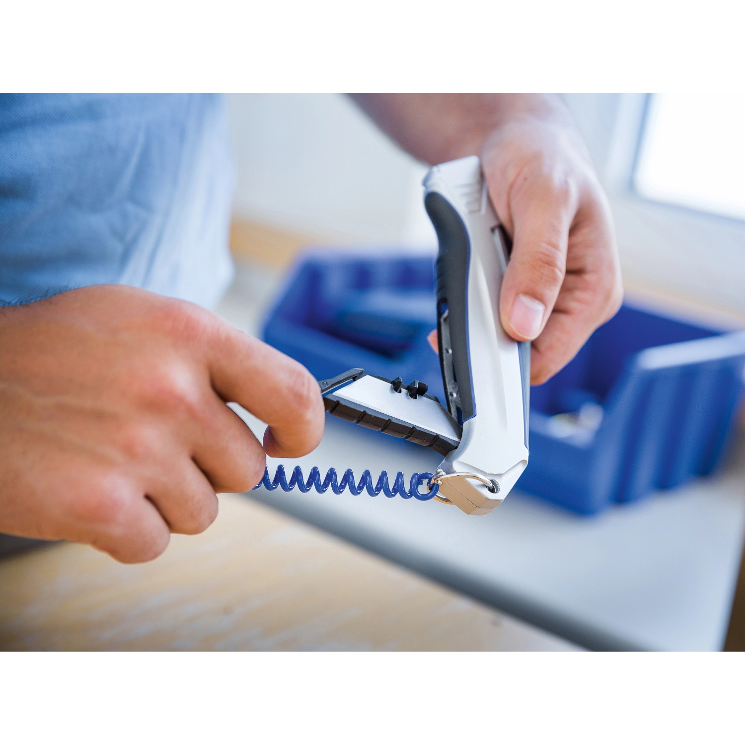 LUX Cuttermesser mit Soft-Touch Griff und automatischer Klingenarretierung in Verwendung.