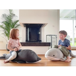 Zwei Kinder sitzen auf Westmann Pool Buddies: Delfin (grau) und Hai (weiß).