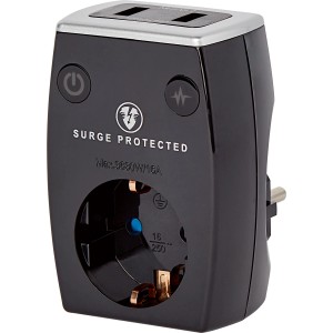 Schwarzer Adapter mit Überspannungsschutz, einer Steckdose und zwei USB-Anschlüssen.