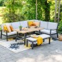 Elati 5-tlg. Lounge Dining Ecklounge Set mit Aluminiumrahmen, Teak-Look Tischplatte und grauen Kissen auf Terrasse.