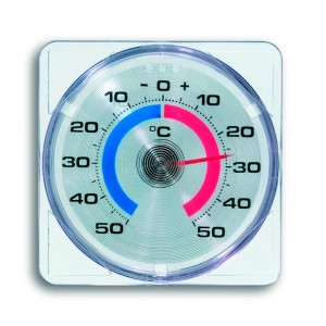 Weißes TFA Fensterthermometer mit Skala in Blau und Rot, zur Anbringung mit Klebefolie.