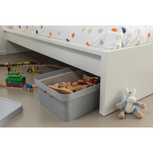 Graue Curver Infinity Aufbewahrungsbox (30L) unter einem Bett mit Spielzeug darin.
