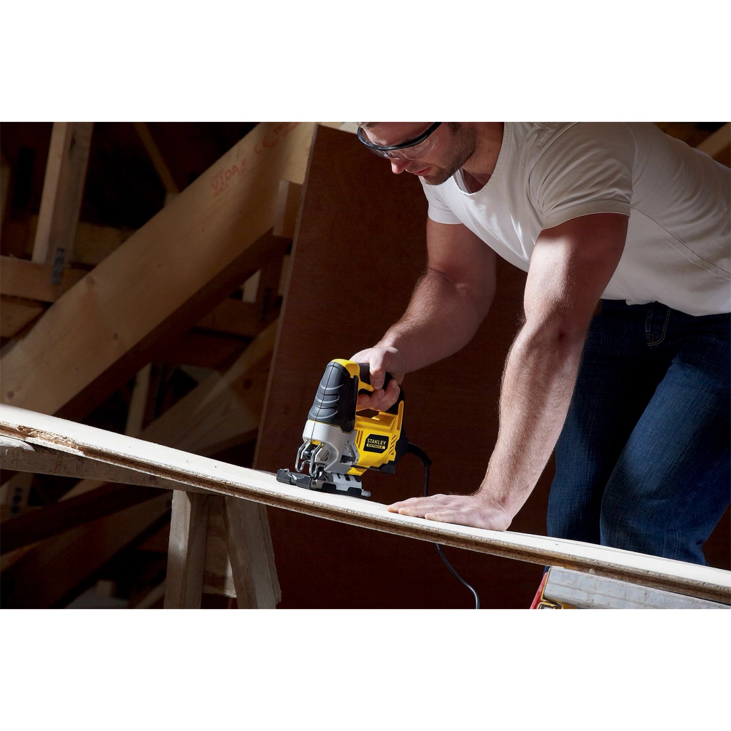 Stanley Pendelhubstichsäge (710 W) im Einsatz beim Holzzuschnitt.