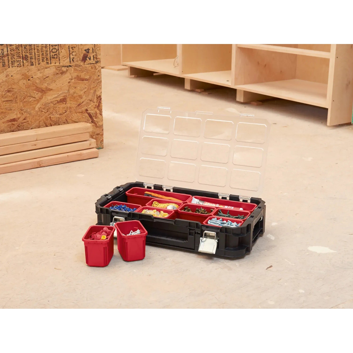 Offener Keter Connect Cantilever Organizer, eine Aufbewahrungsbox mit transparentem Deckel und roten Fächern.