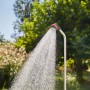 Gardena Gartendusche Duo mit Wasserstrahl im Garten.
