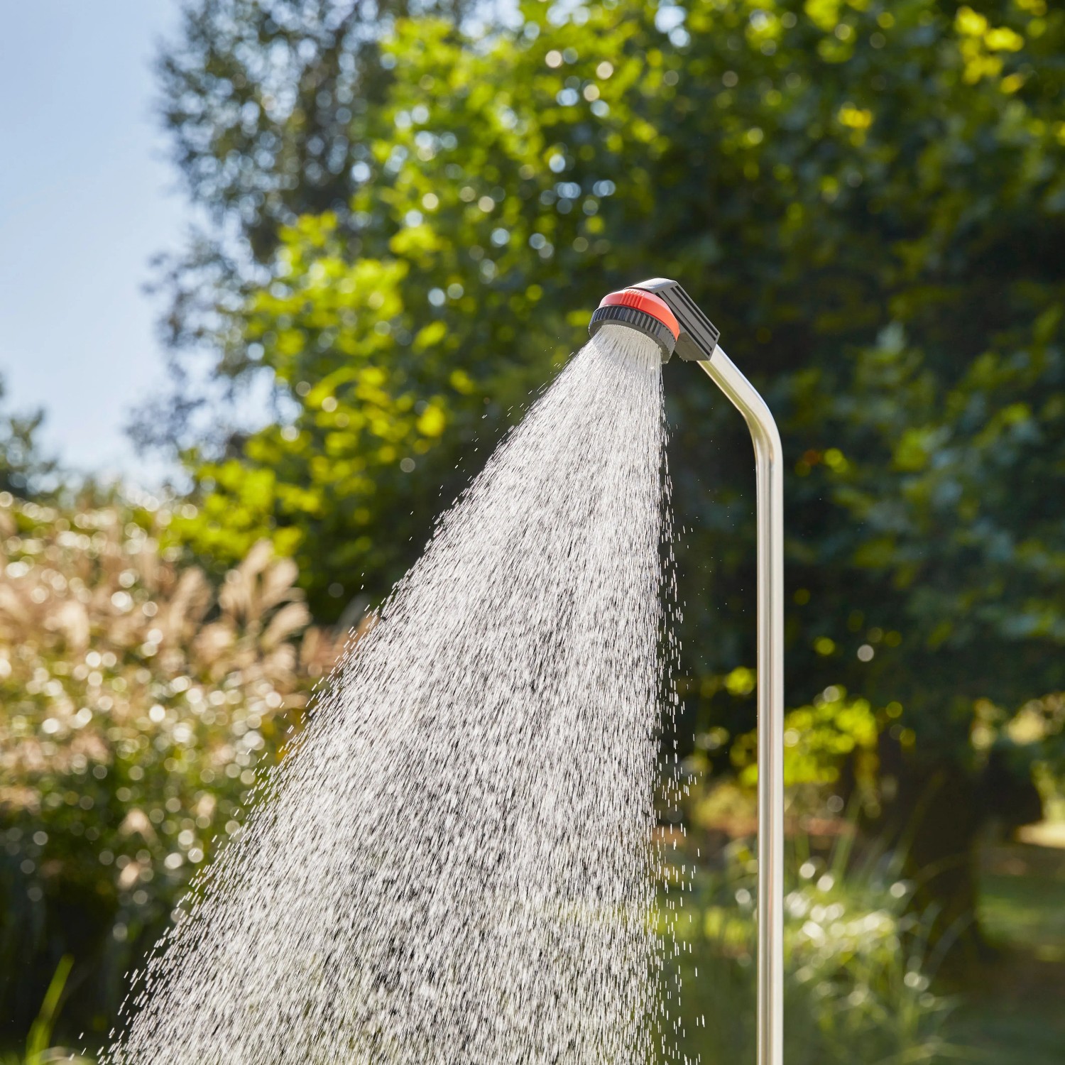 Gardena Gartendusche Duo mit Wasserstrahl im Garten.