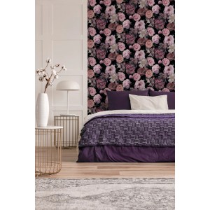 Papiertapete Fresco Pandora Drama mit Blumenmuster in Rosa- und Lilatönen auf dunklem Hintergrund.