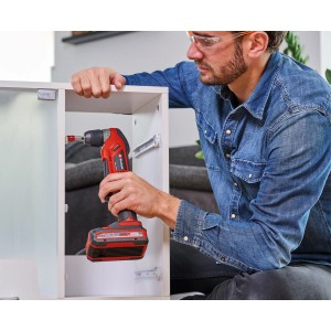 Einhell Akku-Winkelbohrmaschine TE-AD 18 Li im Einsatz an einem weißen Schrank.