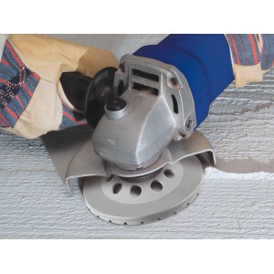 Winkelschleifer mit LUX Diamant-Schleiftopf (Ø 115 mm) beim Bearbeiten von Putz.