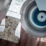 Bosch Expert Diamanttrennscheibe Multi Material im Einsatz beim Schneiden von Beton.