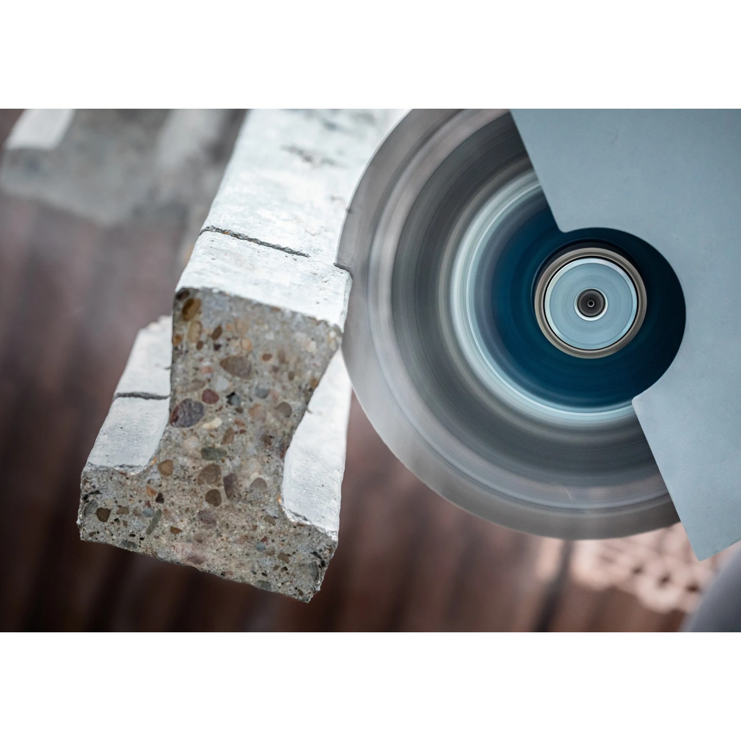 Bosch Expert Diamanttrennscheibe Multi Material im Einsatz beim Schneiden von Beton.