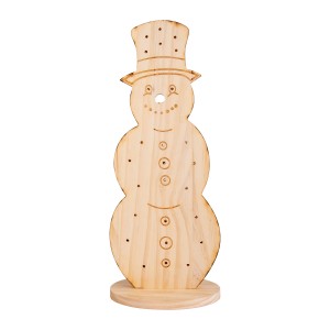 Näve LED Weihnachtsdeko Holz Snowy, 50 cm, naturfarbene Holzfigur Schneemann mit Hut und warmweißen LEDs.