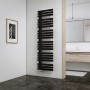 Schulte Design-Heizkörper Breda, 718 W, Anthrazit, mit horizontalen Heizstäben im modernen Bad.