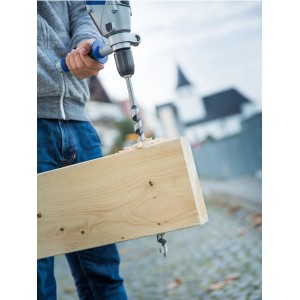 LUX Balkenbohrer Comfort im Einsatz: Bohren eines Holzstücks mit einer Bohrmaschine. Holzbohrer mit Gewindespitze.