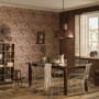 Wohnraum mit Vliestapete Rost FSC® im Used-Look, passend zur Einrichtung.