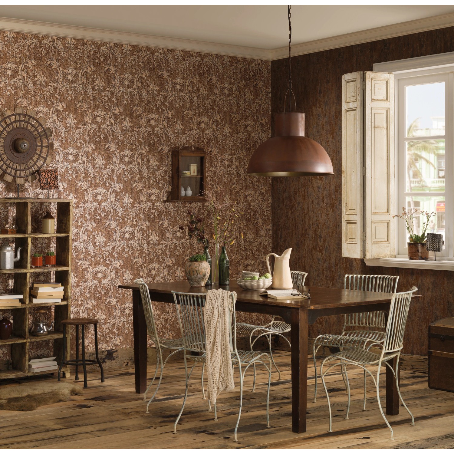 Wohnraum mit Vliestapete Rost FSC® im Used-Look, passend zur Einrichtung.