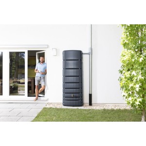 4rain Slim Regenwassertank 650 l in Graphitgrau mit Auslaufhahn an Hauswand.