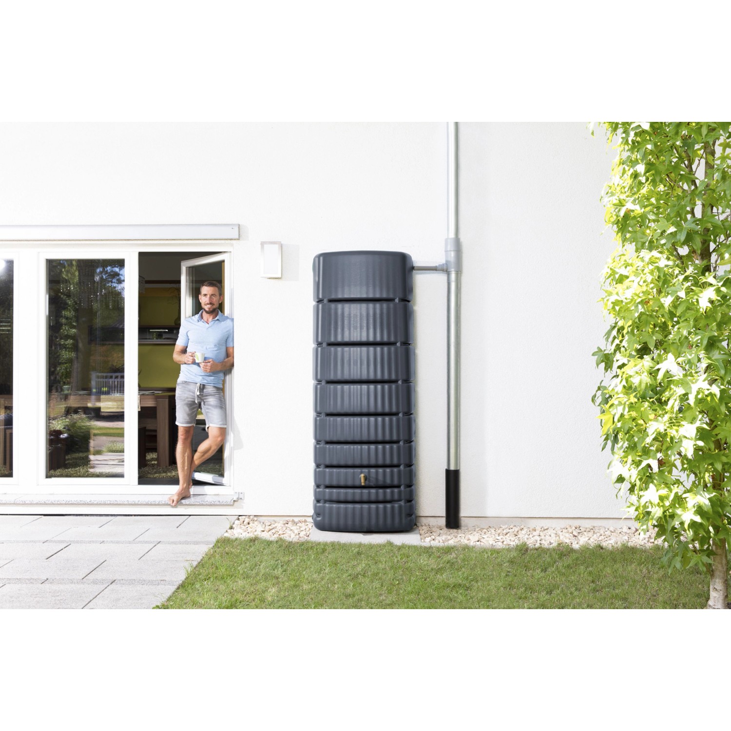4rain Slim Regenwassertank 650 l in Graphitgrau mit Auslaufhahn an Hauswand.