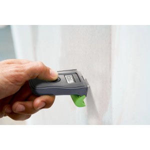 Burg Wächter Feuchtemessgerät Dry PS 7400 bei der Messung an einer Wand.
