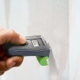 Burg Wächter Feuchtemessgerät Dry PS 7400 bei der Messung an einer Wand.