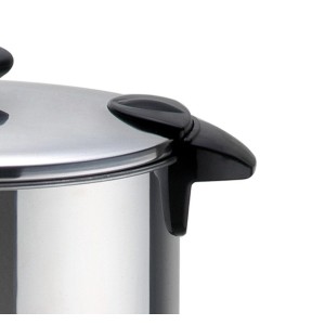 Detailaufnahme: Silva Homeline Heißgetränkeautomat aus Edelstahl mit schwarzem Auslaufhahn.