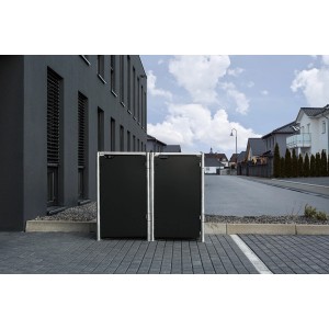 Schwarze Hide Mülltonnenbox für 2 Tonnen, aus Kunststoff und Stahl, vor einem Wohnhaus.