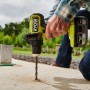 Ryobi RPD18BL2-0 Akku-Schlagbohrschrauber beim Bohren in Beton. Brushless, 18V, 95 Nm.