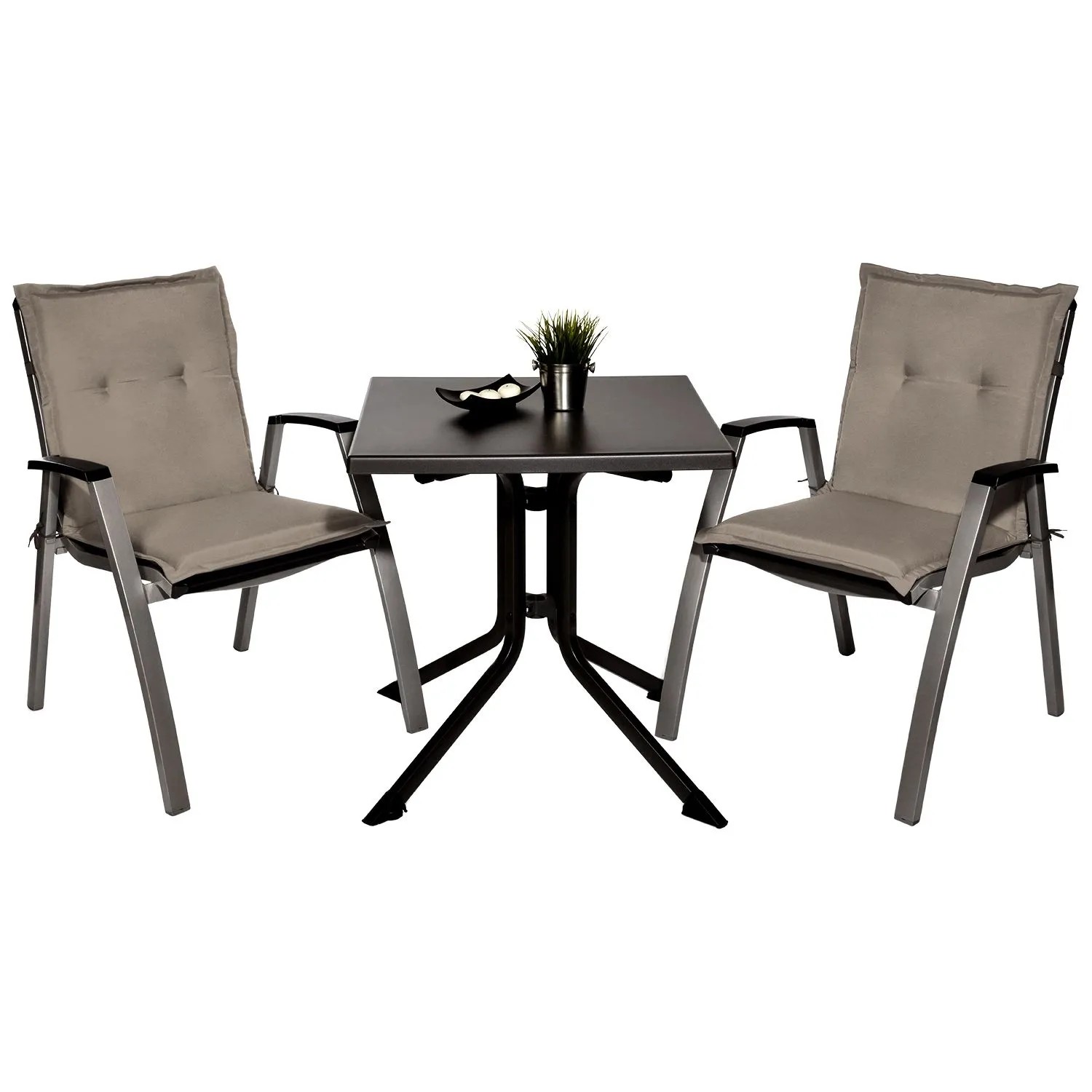 Zwei taupe Beautissu Niedriglehner Auflagen auf Gartenstühlen mit Tisch. 2er Set Sitzkissen für Gartenmöbel.