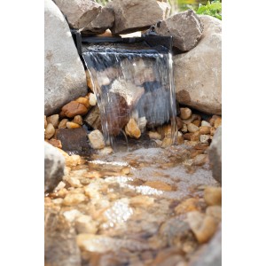 Pontec PondoFall Bachlaufschütte mit Wasserfall zwischen Steinen im Gartenteich.