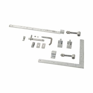 Beschläge für Gartentor Vinesse: Metallteile für die Montage eines Holztors, inklusive Scharniere und Riegel.