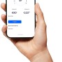 Hand hält Smartphone mit BlueLevel R Füllstandsanzeige App für Garantia Erdtanks.