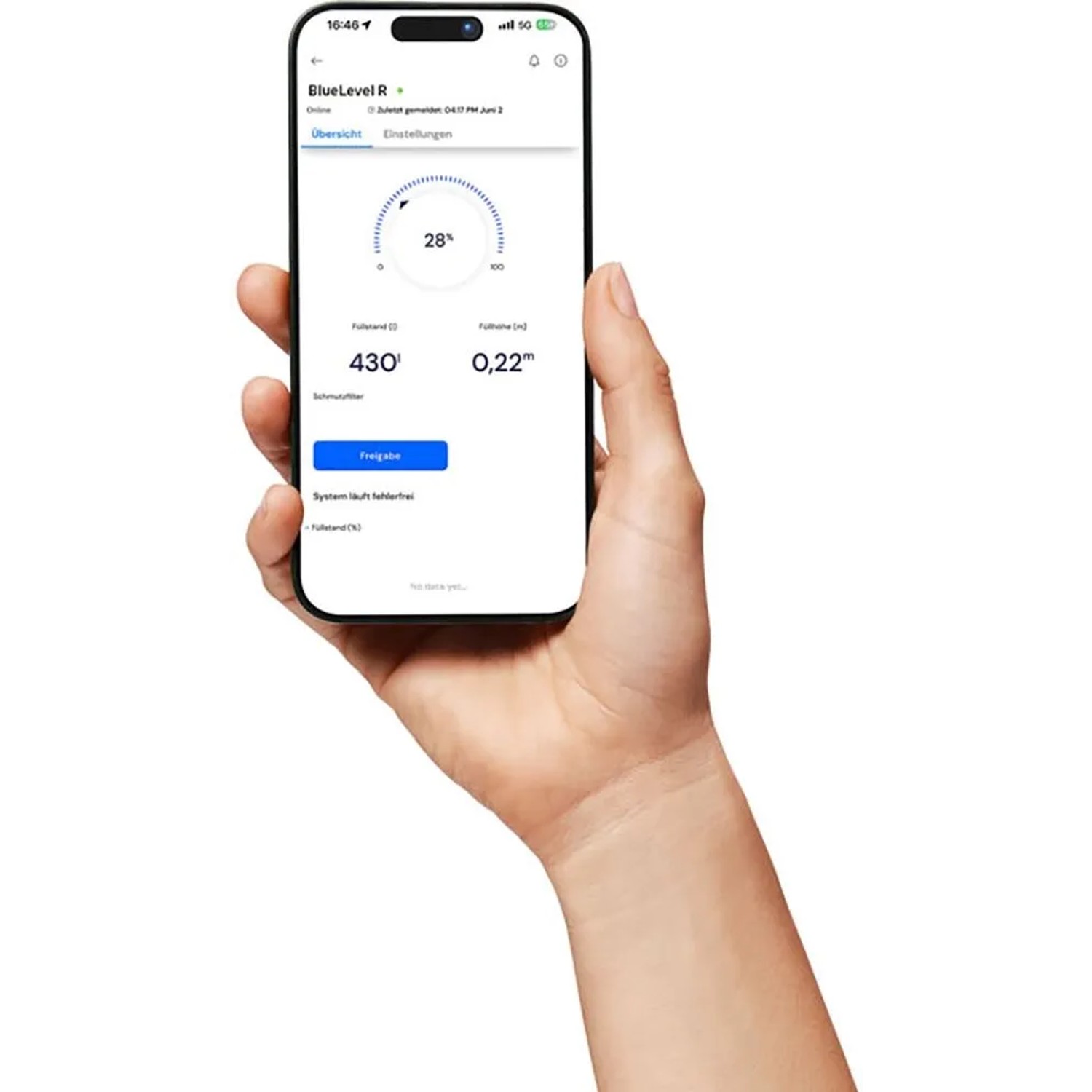 Hand hält Smartphone mit BlueLevel R Füllstandsanzeige App für Garantia Erdtanks.