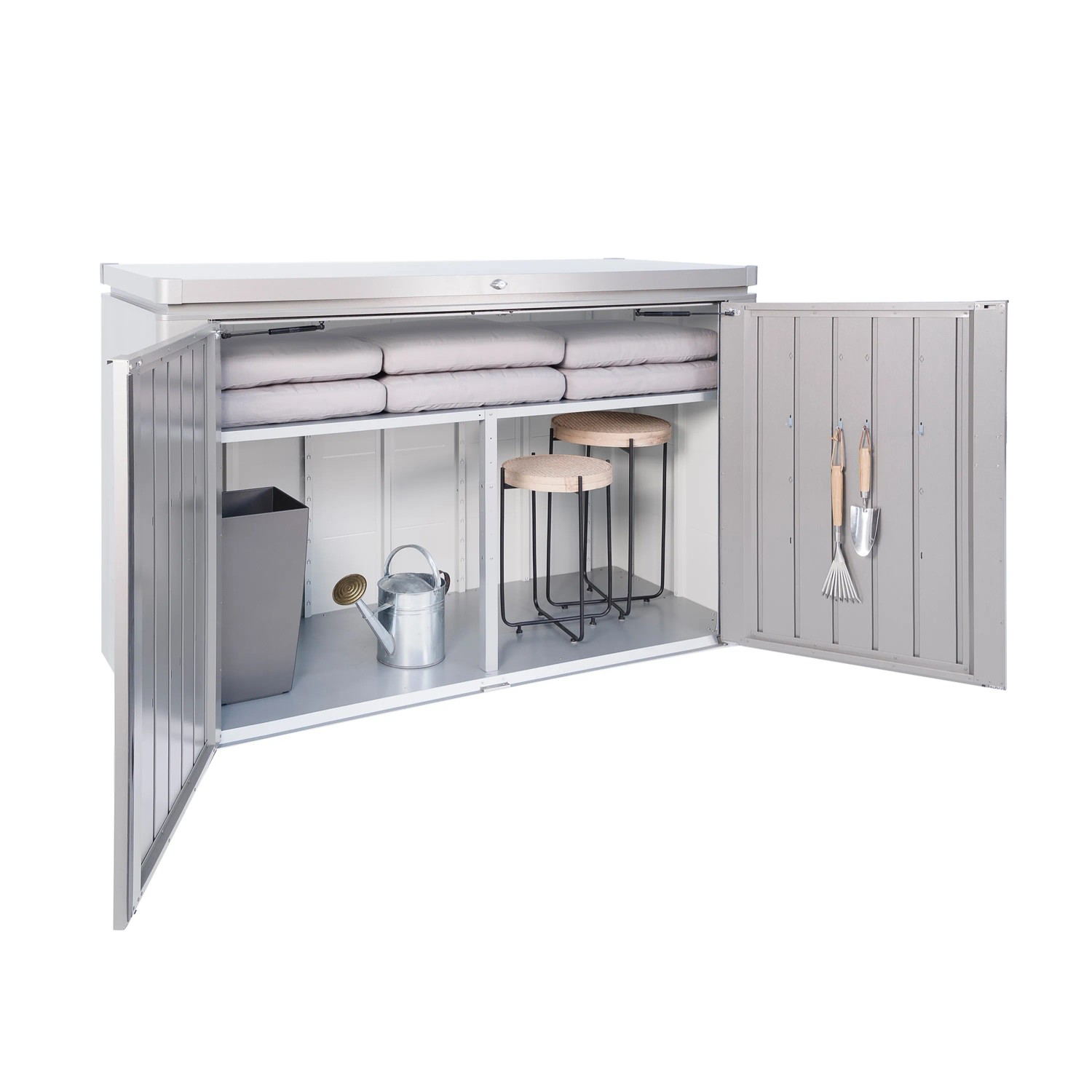Geöffnete Biohort HighBoard 200 Gartenbox in Quarzgrau-Metallic mit Kissen, Gießkanne und Gartenwerkzeug.