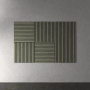 Akustikpaneel Lino Olive, 60x120cm, 2er-Set. MDF-Leisten auf schwarzem Filz für Wand- und Deckenmontage.