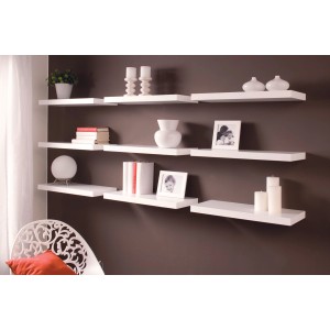 Weiße Duraline Regalböden XL4, lackiert, an einer Wand montiert mit Deko-Elementen.
