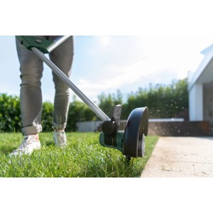 Bosch Ersatzspule für UniversalGrassCut Rasentrimmer im Einsatz beim Kantenschneiden.