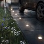 Philips LED-Einbauleuchte Moss aus Edelstahl im Gartenweg, warmweißes Licht.